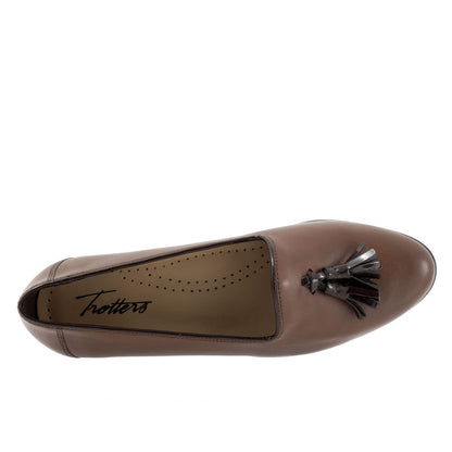 Trotters Liz Tassel T2224-104 Womens Brown Wide Leather Loafer Flats Shoes