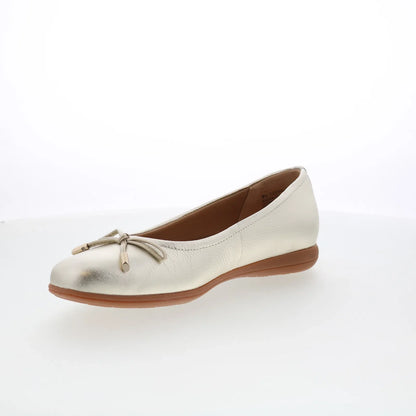 Trotters Dellis T2054-709 Womens Silver Leather Slip On Ballet Flats Shoes