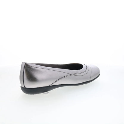 Trotters Sasha T2327-033 Womens Silver Leather Slip On Loafer Flats Shoes